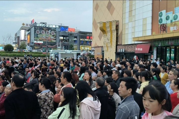 “王婆说媒，月老牵线”||泸州万达广场大型公益现场说媒相亲活动取得圆满成功